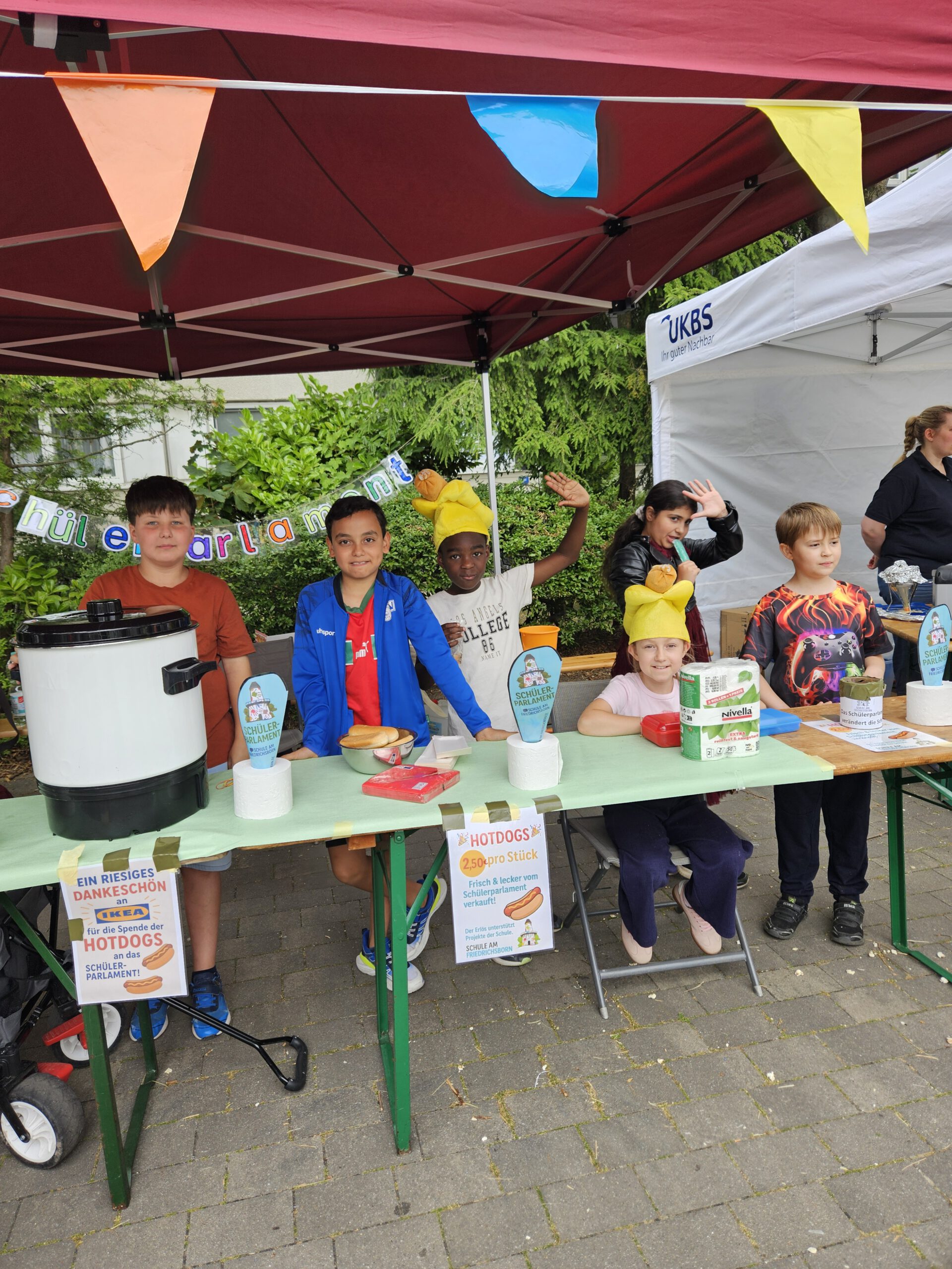 Du betrachtest gerade Hotdog-Verkauf auf dem Quartiersplatz