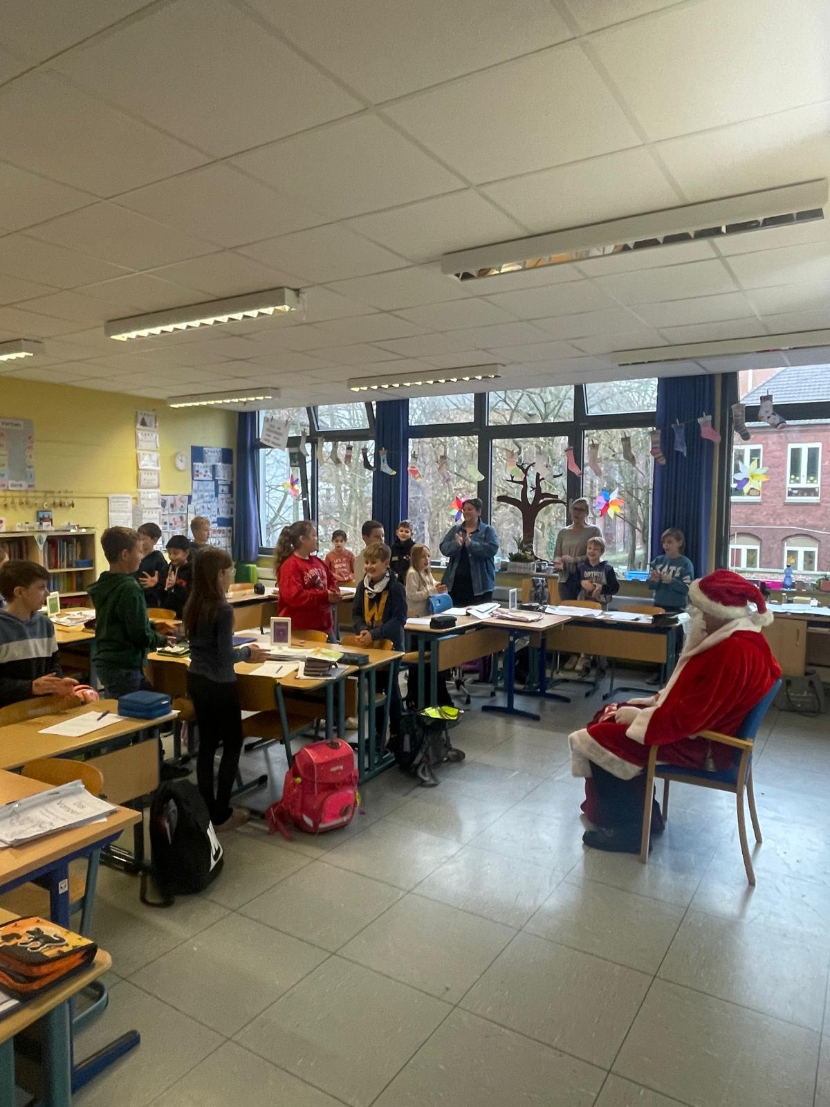 Du betrachtest gerade Nikolausbesuch in der Grundschule am Friedrichsborn