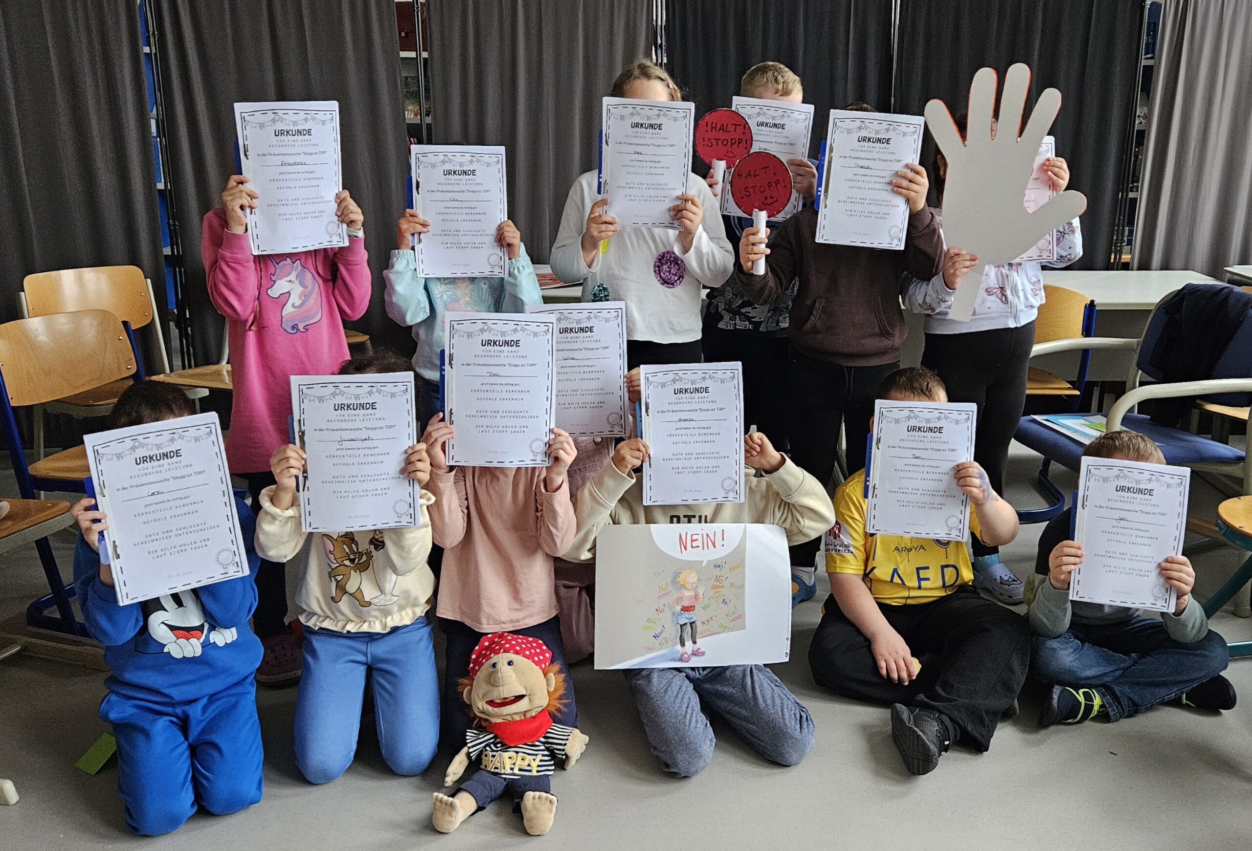 Du betrachtest gerade „STOPP ist TOP!“ – Mit Happy lernen Kinder, Grenzen zu setzen