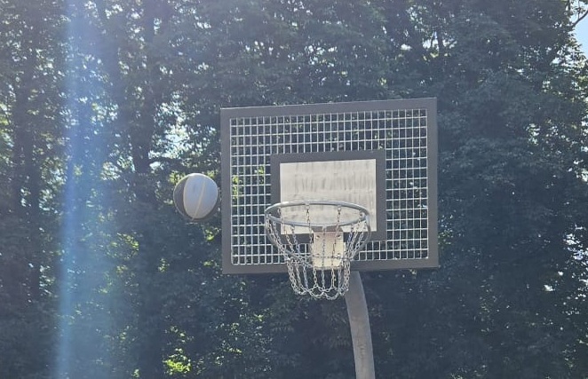 Du betrachtest gerade Unser neues Basketballfeld ist eröffnet! 🏀